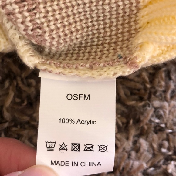 Rustic Ridge Women’s Tree Pom Beanie - Picture 4 of 4